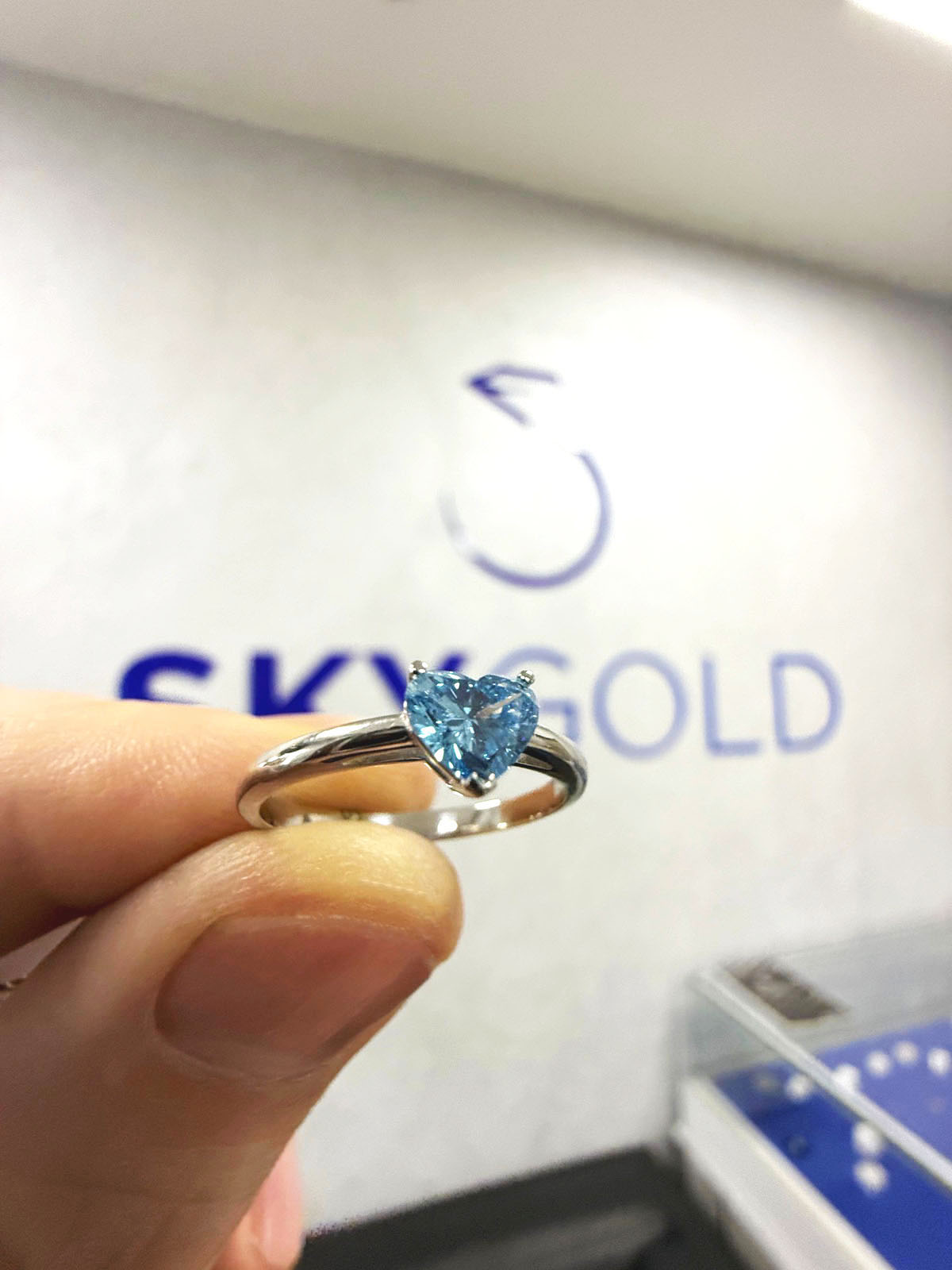 Кольцо с голубым сердцем  vc5005